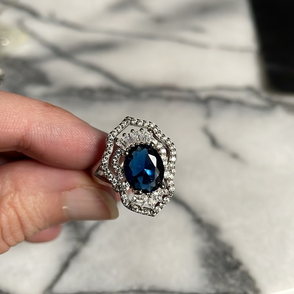 Elegant Sapphire and Silver Ring - Picture 5 of 17